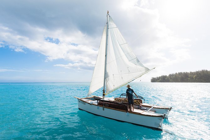 Sailing initiation and lagoon discovery with a self-crafted canoe